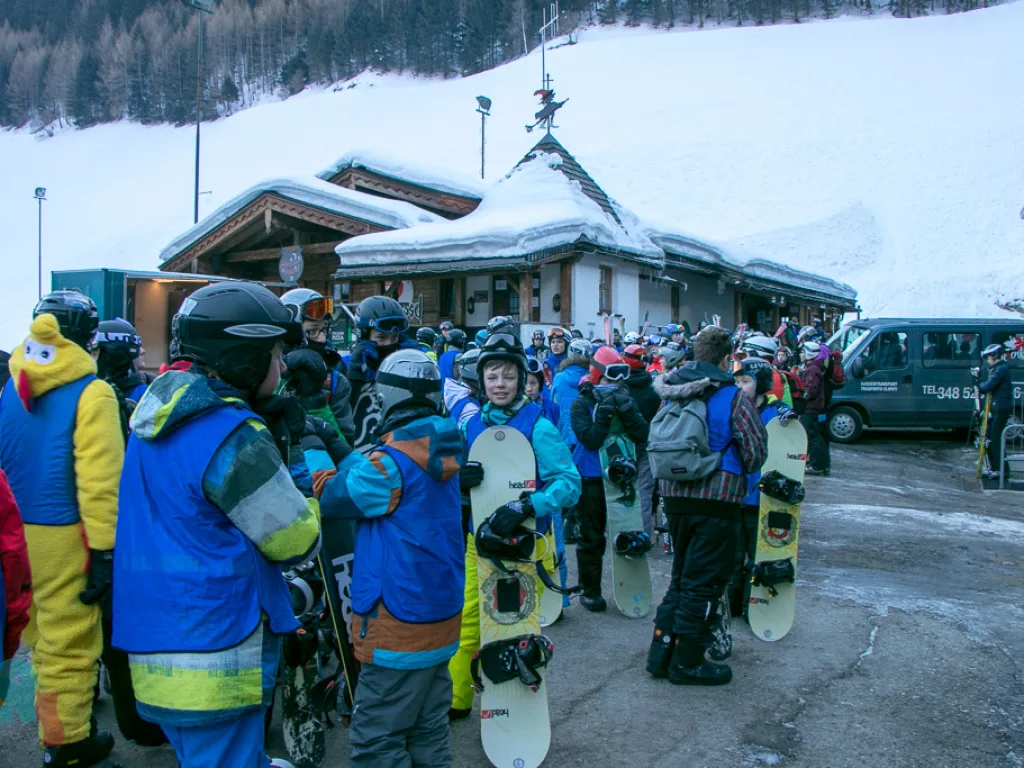 Jugendliche mit Snowboards vor der Talstation.
